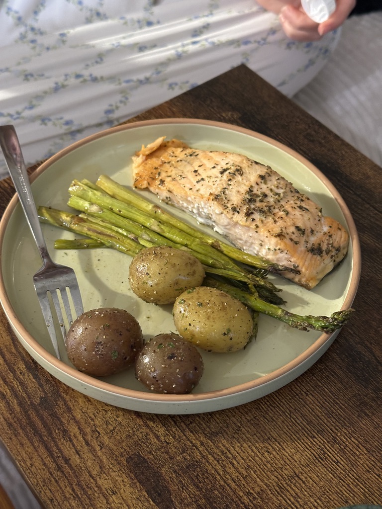 Fish with asparagus and potatoes